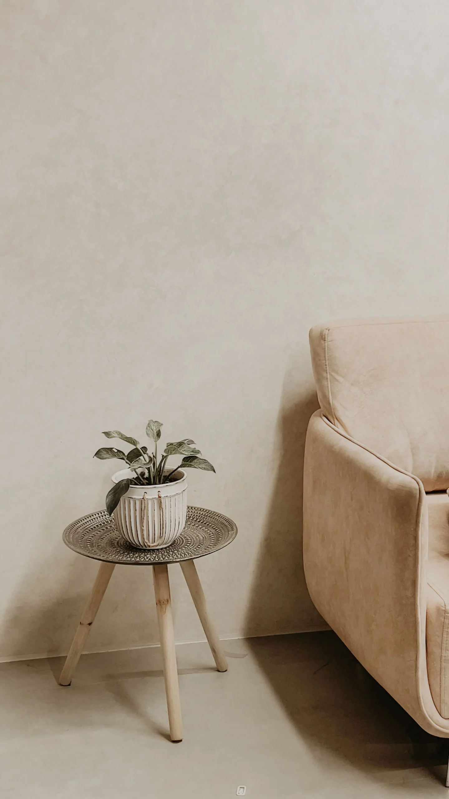 Resina decorativa per interni Kerakoll applicata su pavimento continuo moderno